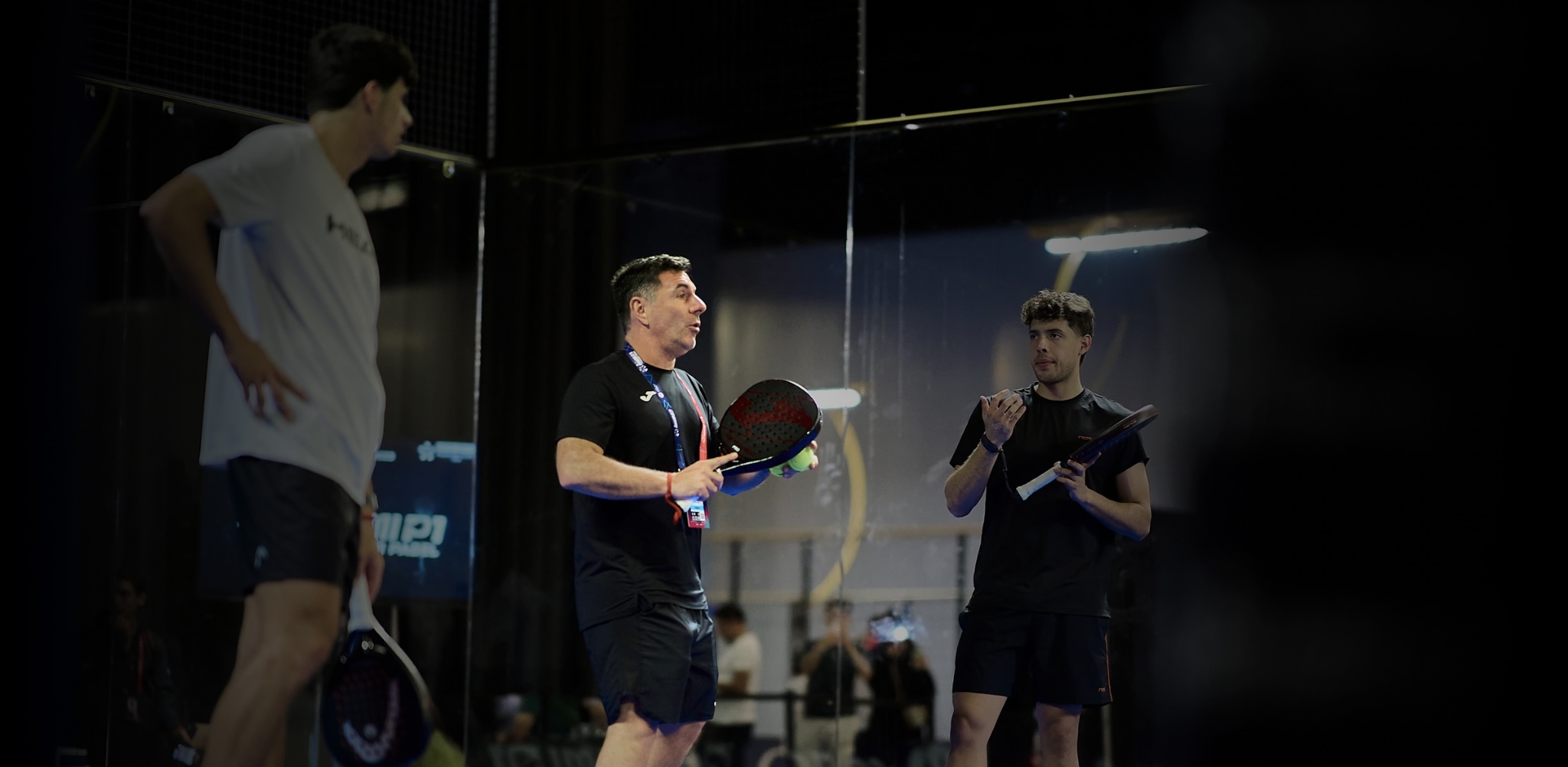 Gustavo Pratto Academy - Academia de pádel profesional con entrenadores y jugadores en cancha de pádel