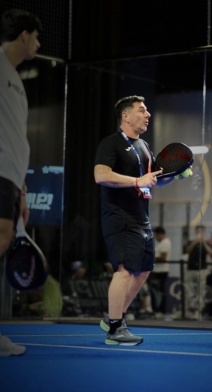 Gustavo Pratto Academy - Academia de pádel profesional con entrenadores y jugadores en cancha de pádel. Entrena con nosotros en la mejor academia de pádel.
